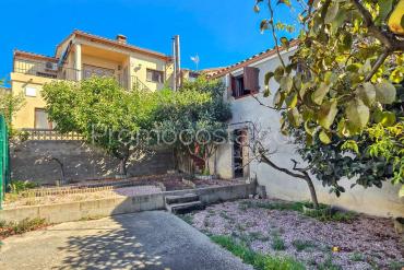 Albons - Àmplia casa amb local comercial i jardí privat a Albons 