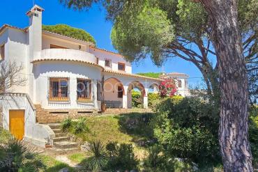 L'Escala - Muy bonita casa con jardín privado y vistas al mar situada en Puig Sec