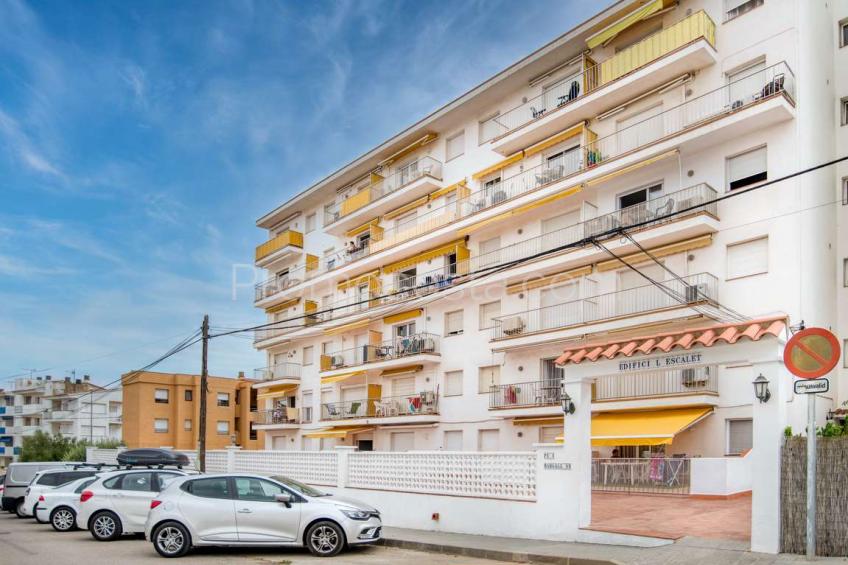 L'Escala, Apartment with communal pool