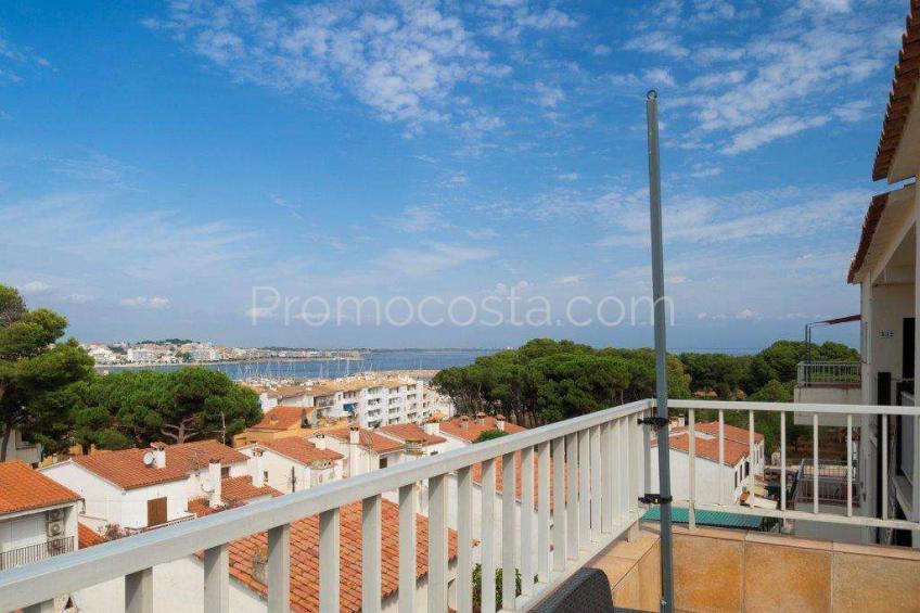 L'Escala, Penthouse located just 300m from the wild beach of Bol-Roig