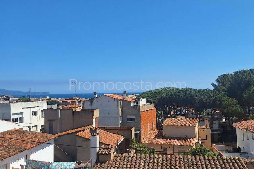 L'Escala, Appartement très central avec vue sur la mer
