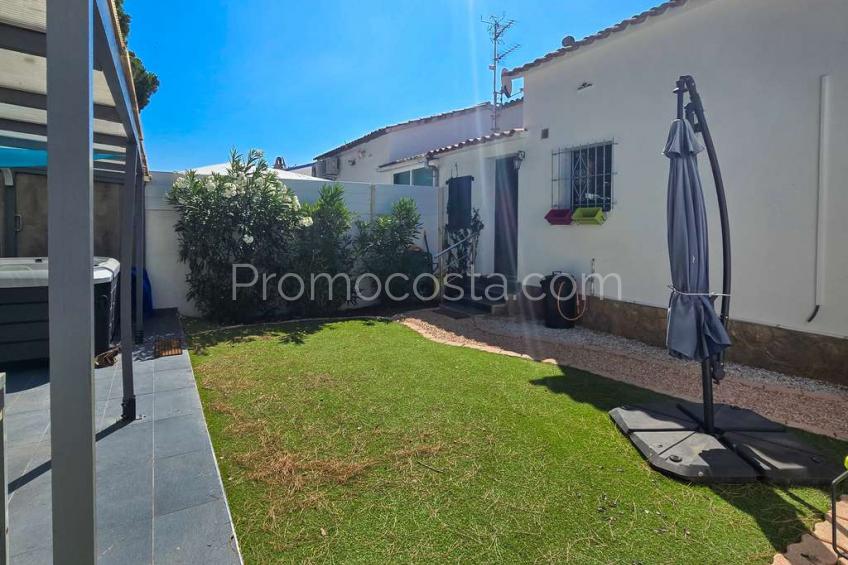 L'Escala, Ground floor house with private garden, jacuzzi and sauna 