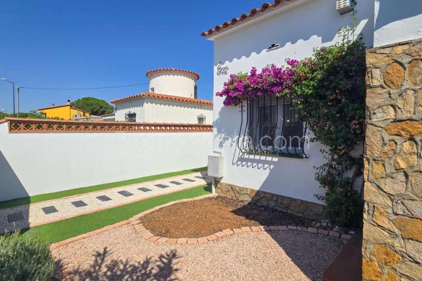 L'Escala, Ground floor house with private garden, jacuzzi and sauna 