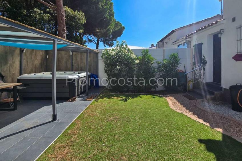 L'Escala, Ground floor house with private garden, jacuzzi and sauna 