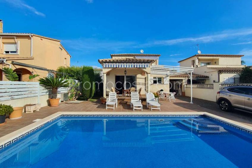 L'Escala, Amplia casa con piscina privada