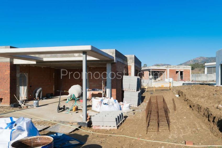 Palau Saverdera, Casa de obra nueva con piscina