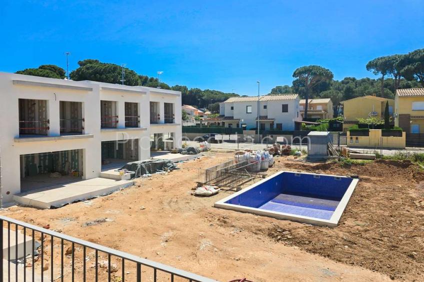 L'Escala, Conjunt de 6 cases d´obra nova, amb jardí i piscina comunitària