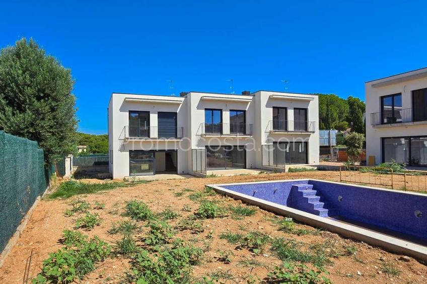 Conjunto de 6 casas de obra nueva, con jardin y piscina comunitaria 