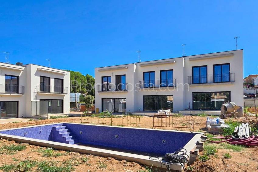 L'Escala, Conjunto de 6 casas de obra nueva, con jardin y piscina comunitaria 