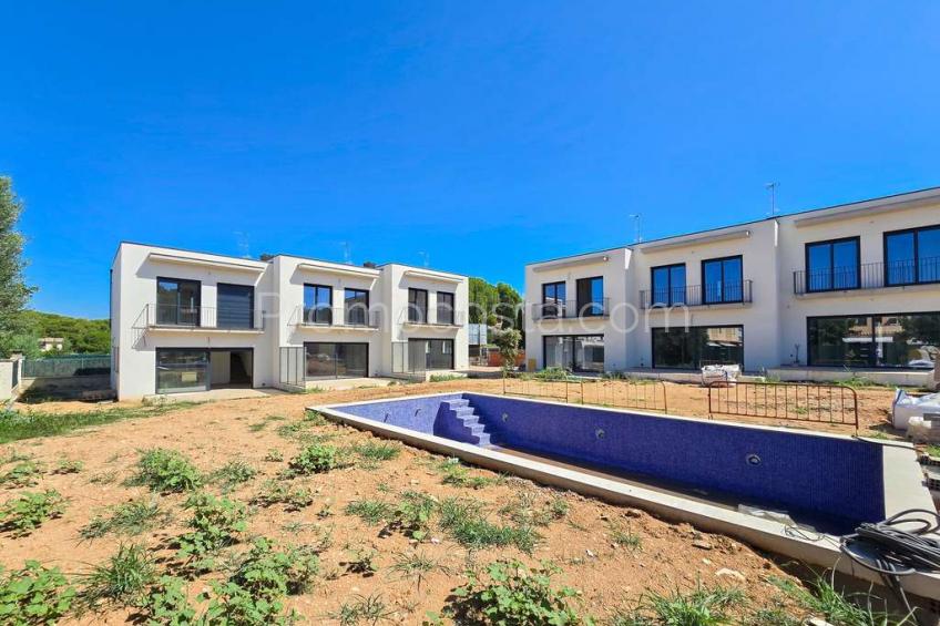 L'Escala, Conjunto de 6 casas de obra nueva, con jardin y piscina comunitaria 