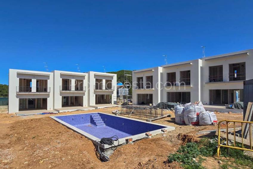 L'Escala, Conjunt de 6 cases d´obra nova, amb jardí i piscina comunitària