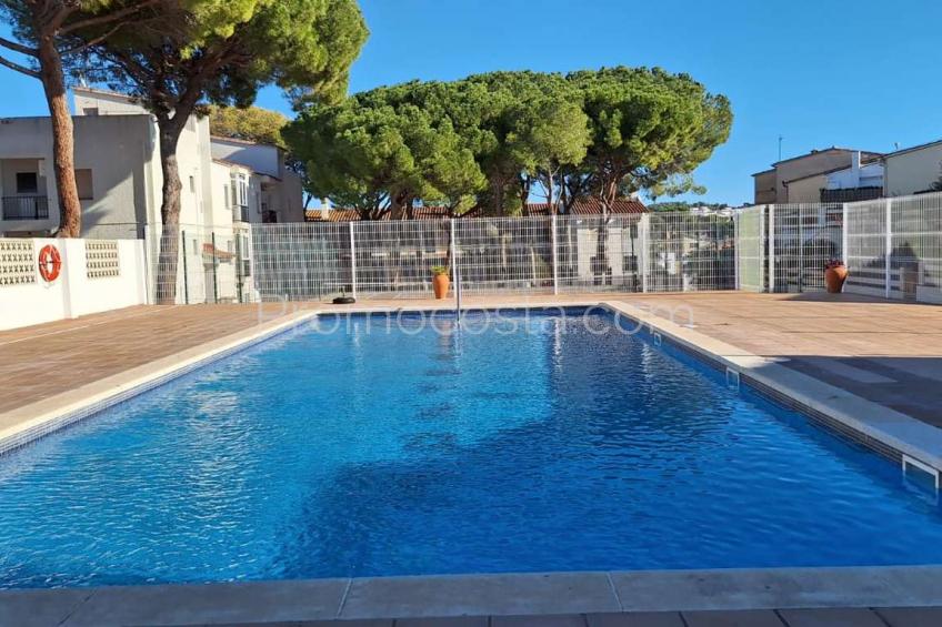 L'Escala, Semi-detached house with communal pool and tennis court