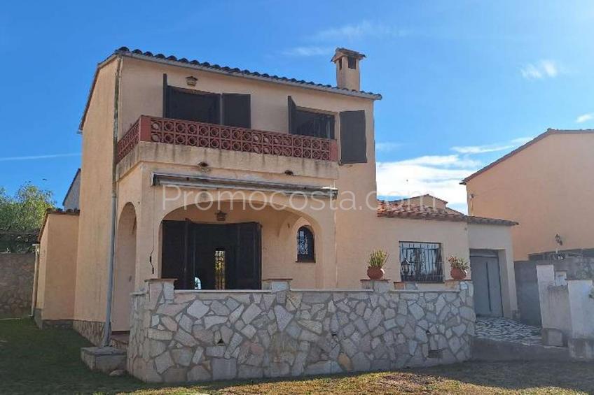 L'Escala, Detached house with private garden