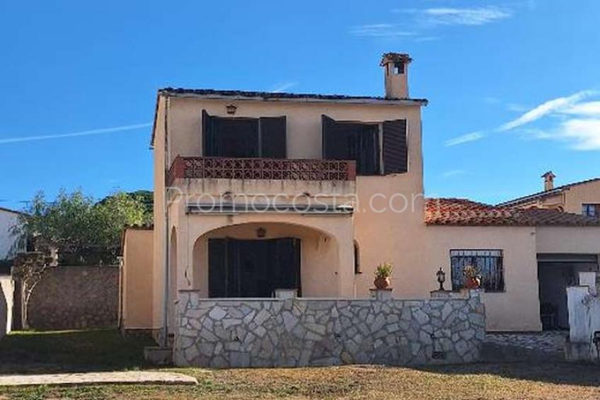 L'Escala, Detached house with private garden