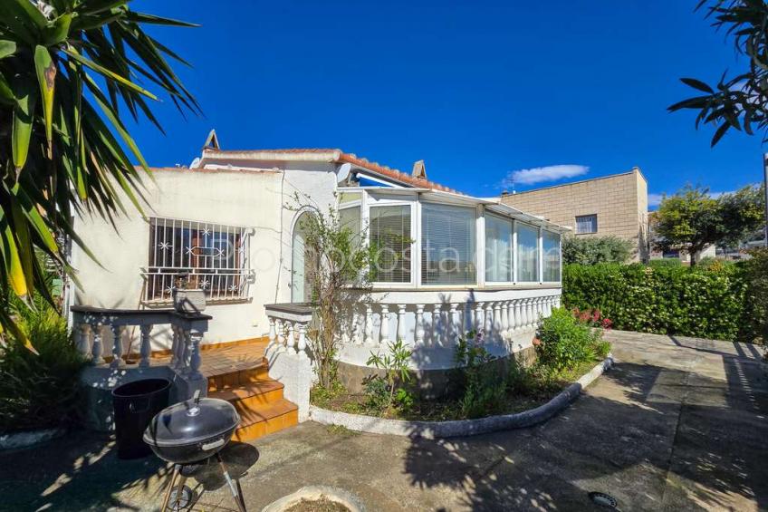 L'Escala,  House with a large private garden near the beach 