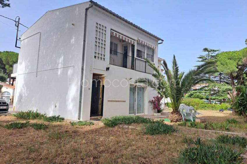 L'Escala, Corner house located about 1100m from Riells beach