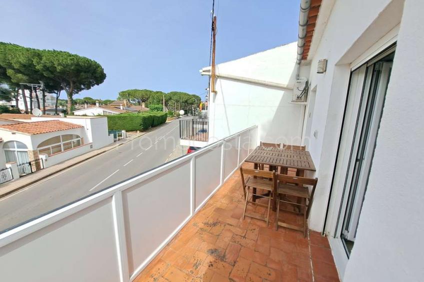 L'Escala, Casa esquinera de dos plantas, situada a unos 1100m de la playa de Riells