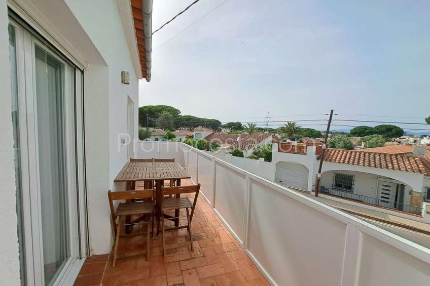 L'Escala, Casa esquinera de dos plantas, situada a unos 1100m de la playa de Riells