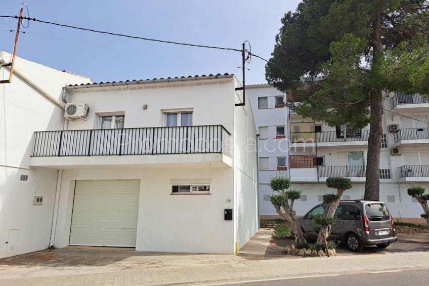 L'Escala, Corner house located about 1100m from Riells beach