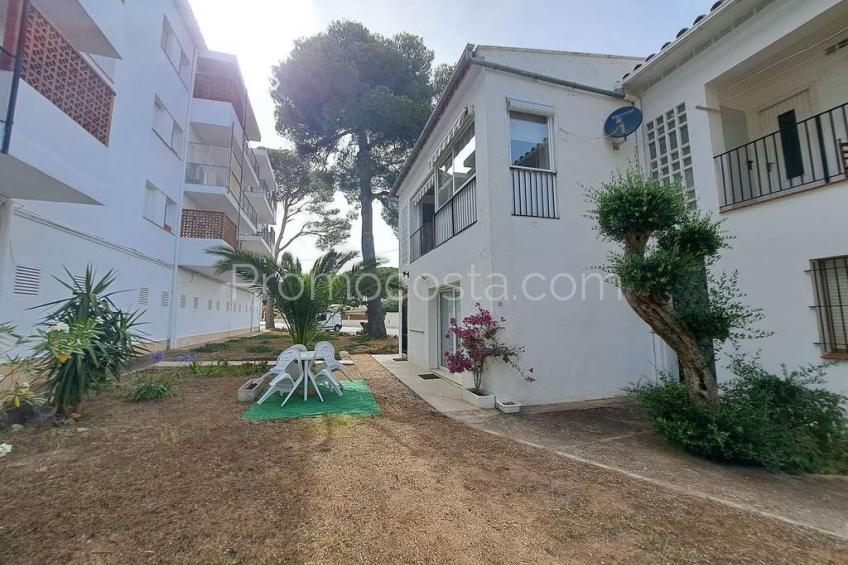 L'Escala, Casa esquinera de dos plantas, situada a unos 1100m de la playa de Riells