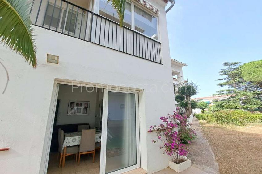 L'Escala, Corner house located about 1100m from Riells beach