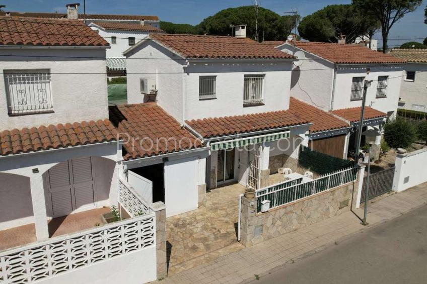 L'Escala, Casa amb piscina privada