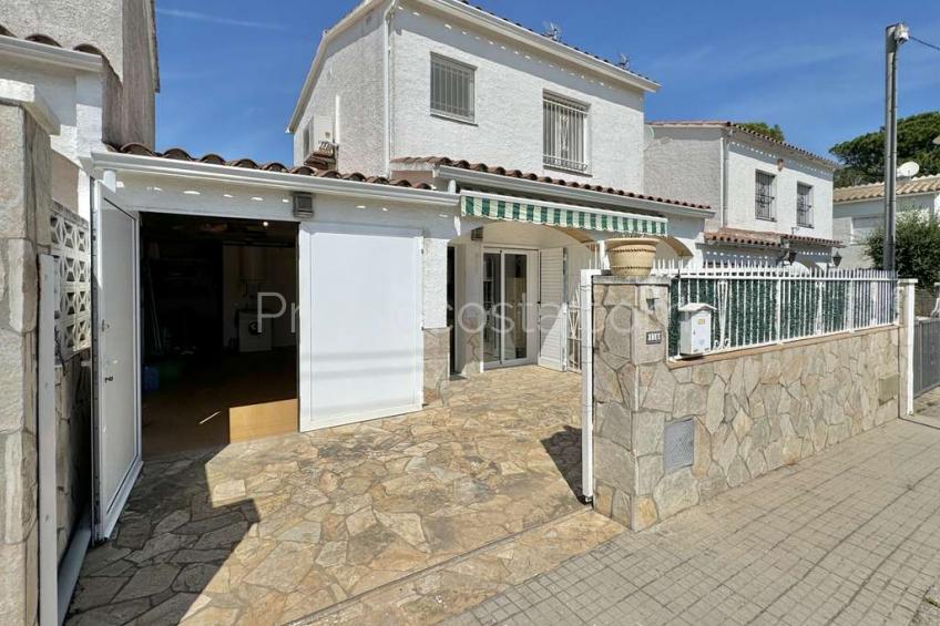 L'Escala, Casa amb piscina privada