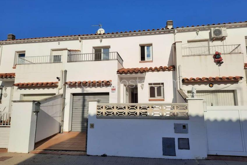 L'Escala, Casa adosada con piscina comunitaria