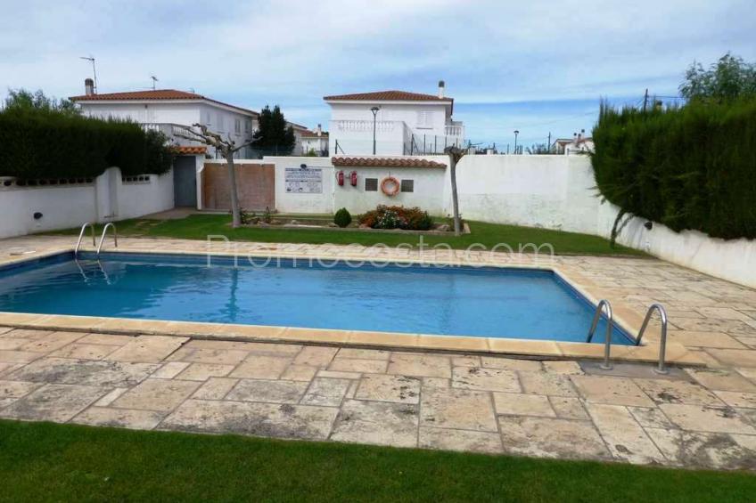 L'Escala, Casa adosada con piscina comunitaria