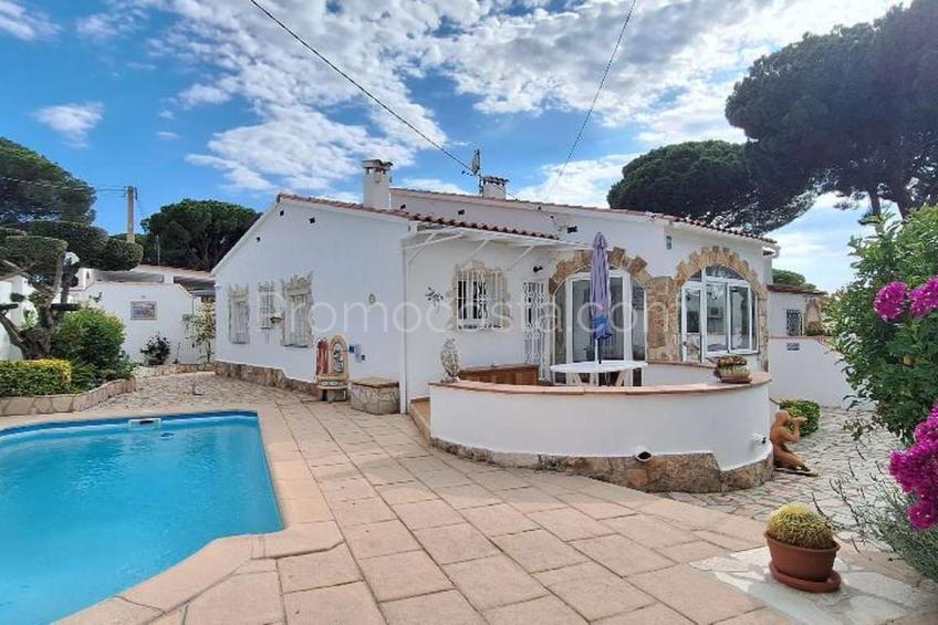 Casa con piscina privada y licencia turistica