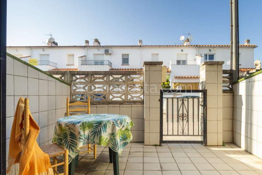 L'Escala, Casa adosada situada a unos 1.000 metros de la playa de Riells