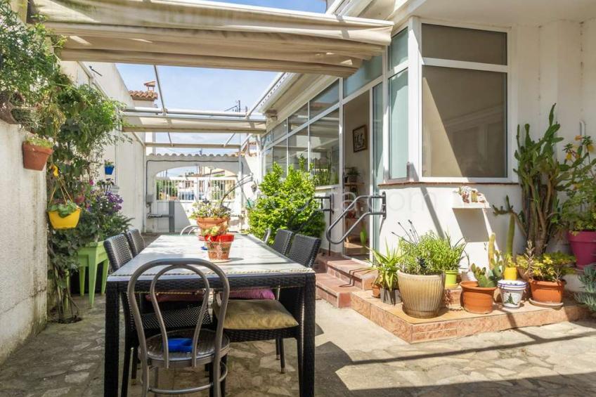 L'Escala, Casa independent amb jardí privat, situada a uns 100 metres de la platja de Riells