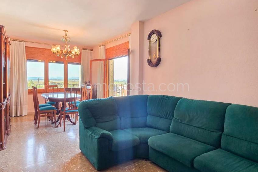 Albons, Àmplia casa amb local comercial i jardí privat a Albons 