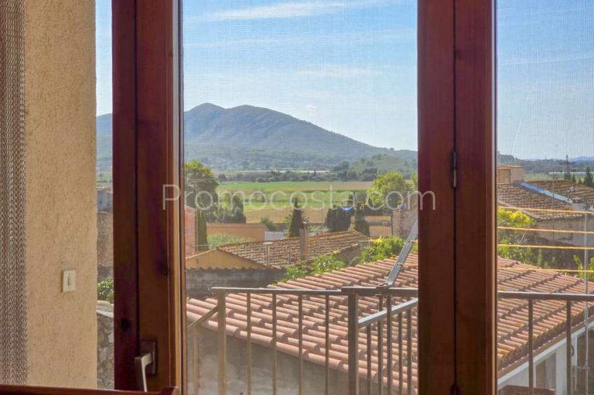 Albons, Àmplia casa amb local comercial i jardí privat a Albons 