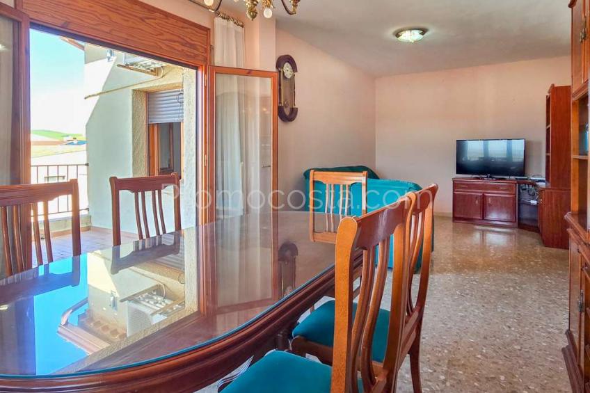 Albons, Àmplia casa amb local comercial i jardí privat a Albons 