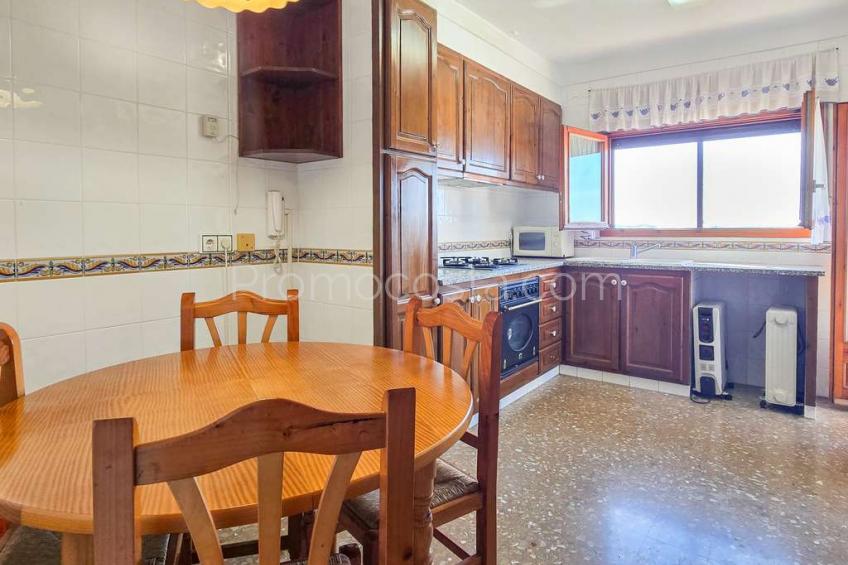 Albons, Àmplia casa amb local comercial i jardí privat a Albons 