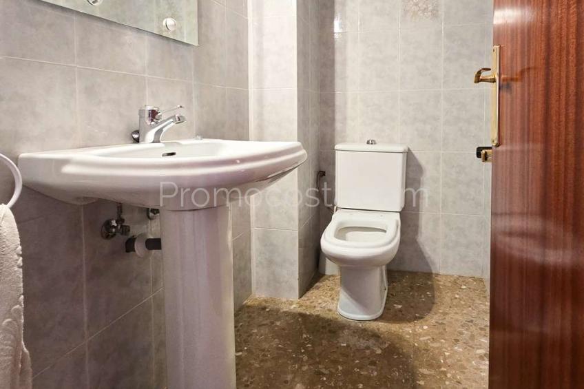 Albons, Àmplia casa amb local comercial i jardí privat a Albons 