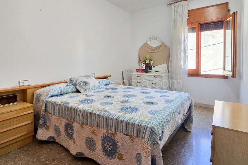 Albons, Àmplia casa amb local comercial i jardí privat a Albons 