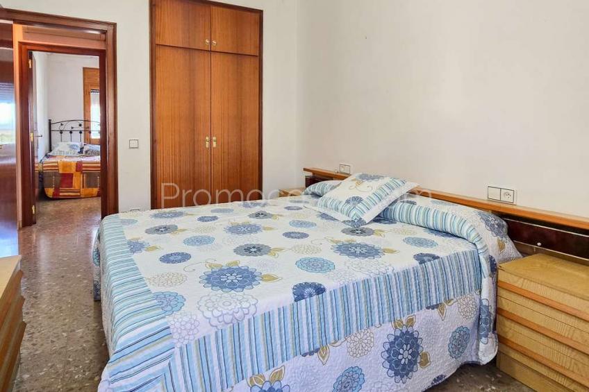 Albons, Àmplia casa amb local comercial i jardí privat a Albons 