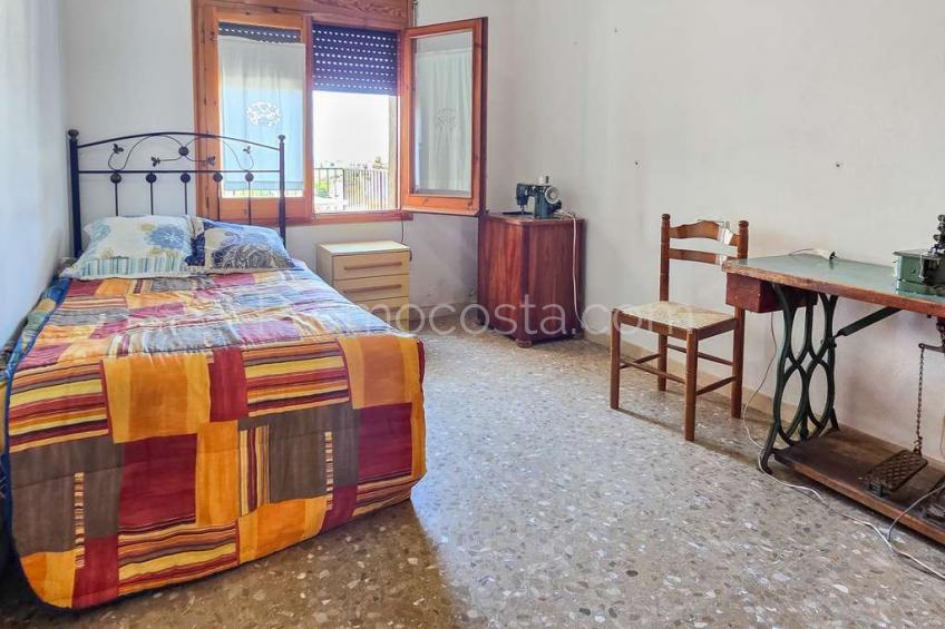 Albons, Àmplia casa amb local comercial i jardí privat a Albons 
