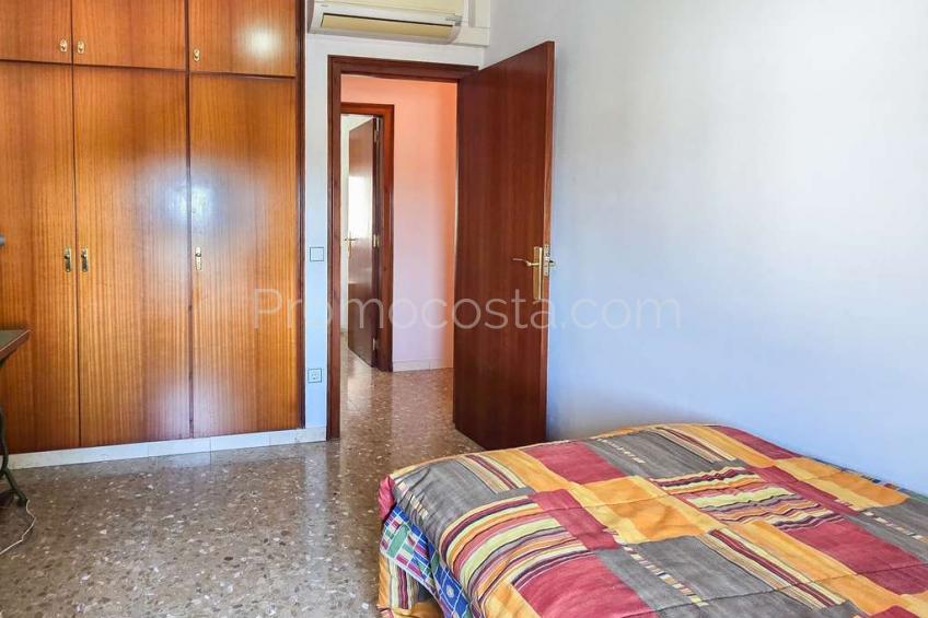 Albons, Àmplia casa amb local comercial i jardí privat a Albons 