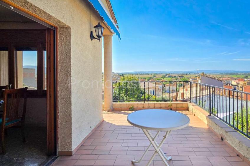Albons, Àmplia casa amb local comercial i jardí privat a Albons 
