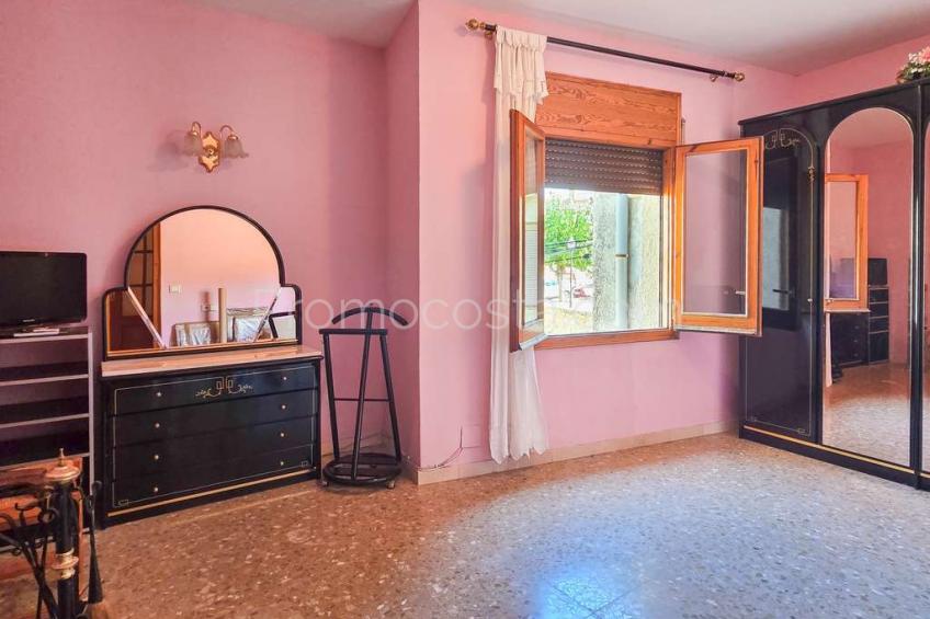 Albons, Àmplia casa amb local comercial i jardí privat a Albons 