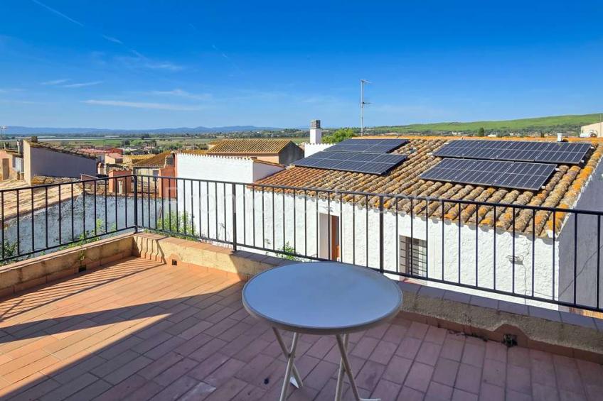 Albons, Àmplia casa amb local comercial i jardí privat a Albons 