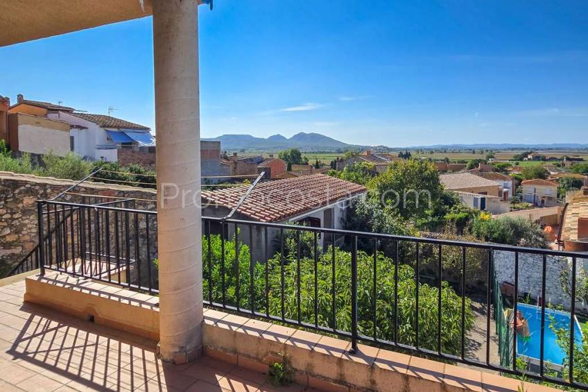 Albons, Àmplia casa amb local comercial i jardí privat a Albons 
