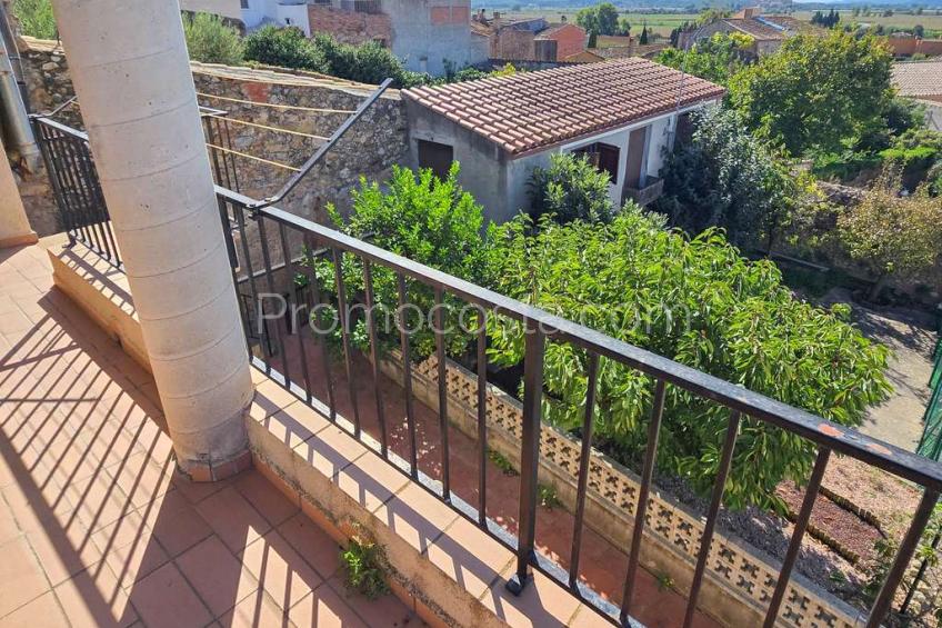 Albons, Àmplia casa amb local comercial i jardí privat a Albons 