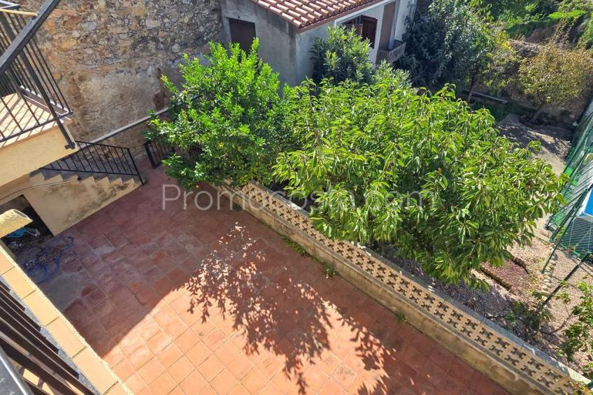 Albons, Àmplia casa amb local comercial i jardí privat a Albons 