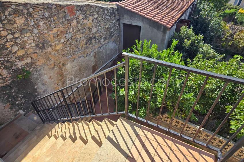 Albons, Àmplia casa amb local comercial i jardí privat a Albons 