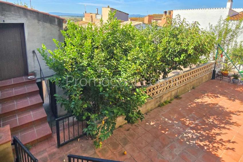 Albons, Àmplia casa amb local comercial i jardí privat a Albons 