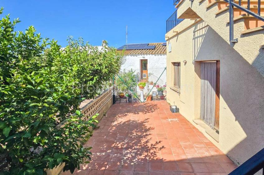 Albons, Àmplia casa amb local comercial i jardí privat a Albons 